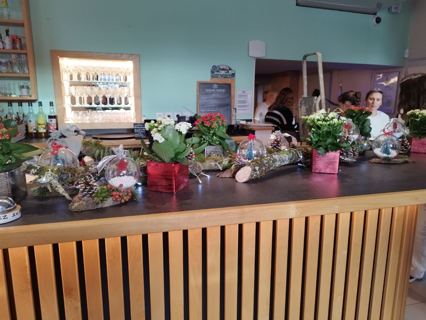Lundi 25 Novembre : Les élèves CAP fleuriste 2ème année décorent le restaurant bistronomique « L&rsquo;entre-deux-verres » pour Noël