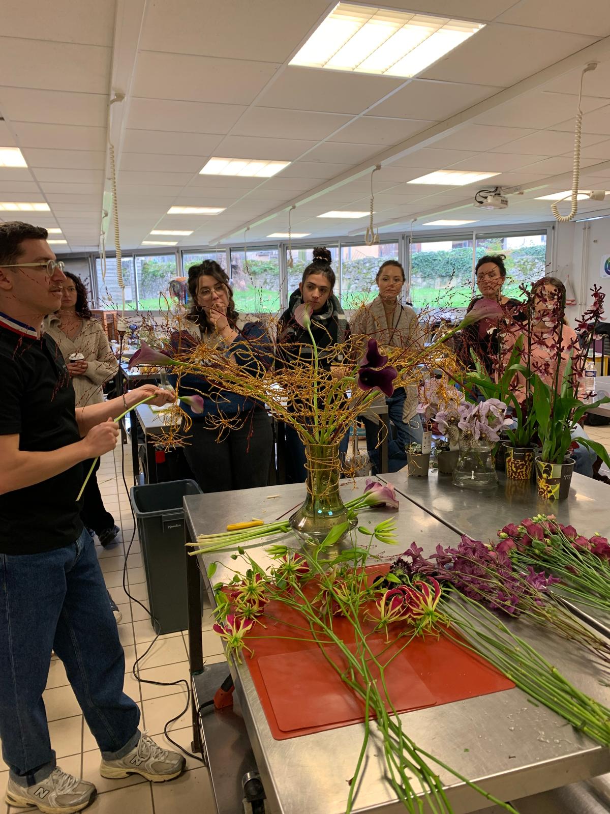 Mercredi 11 Décembre : Dylan Decamp MOF 2023 en Art floral présent toute la journée pour former nos apprentis BP Fleuriste – Section Fleuriste