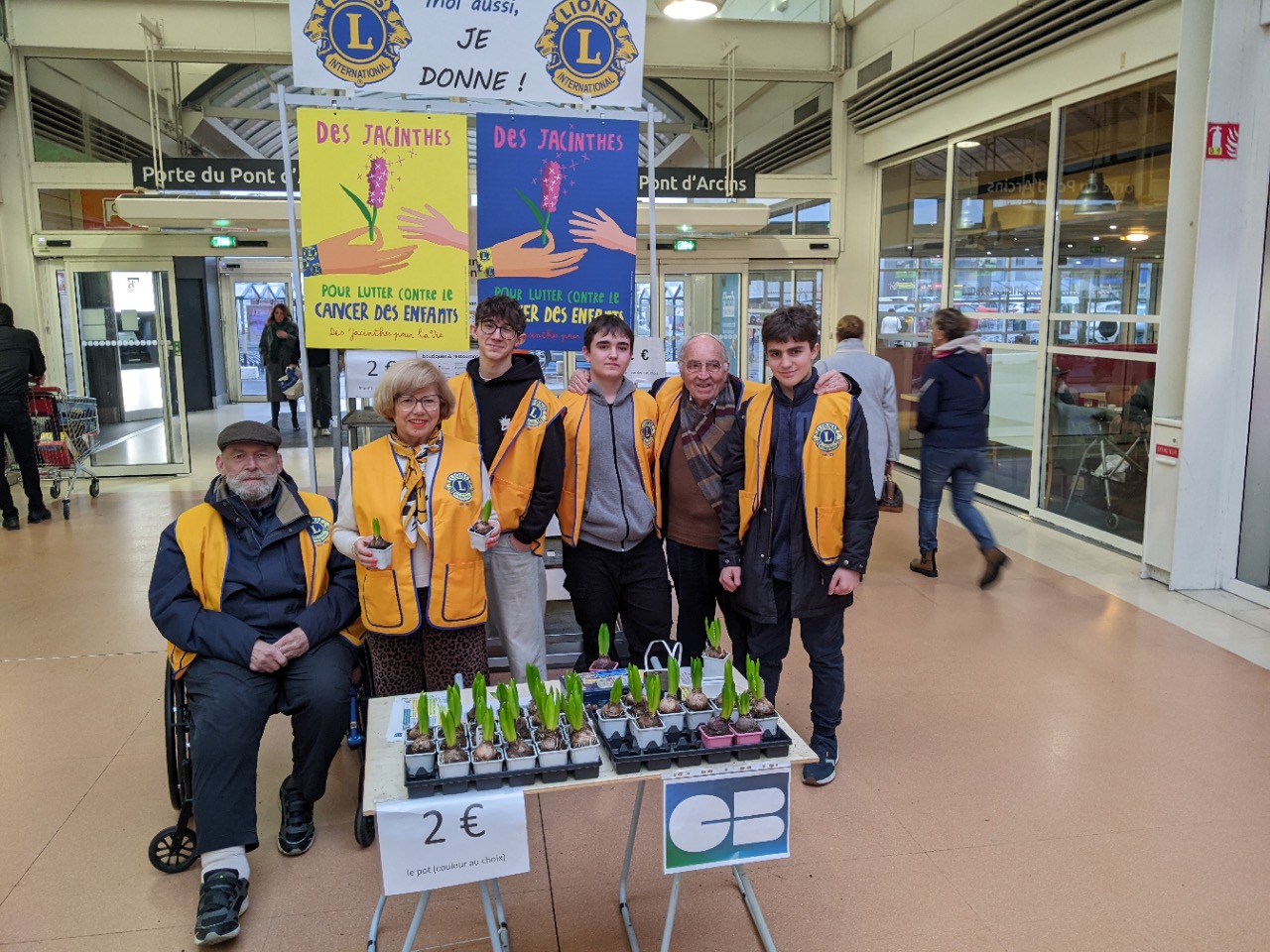 Samedi 17 Janvier – Participation élèves AERO à l&rsquo;opération « vente de jacinthes » en partenariat avec le Lion&rsquo;s club de Quinsac au bénéfice de l&rsquo;hôpital des enfants de Bordeaux – Section Aéronautique