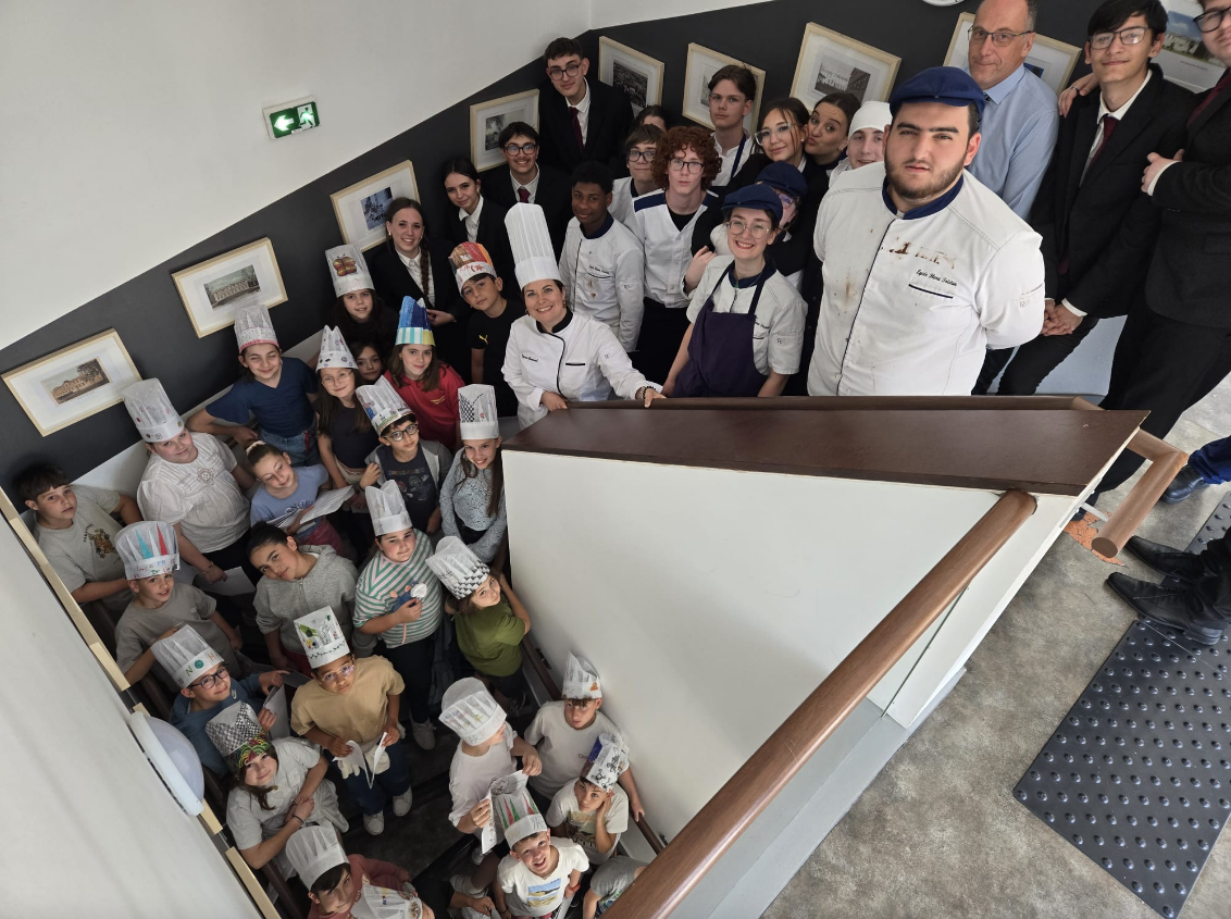 Mai 2026 – Quand les lycéens de Flora Tristan transmettent leur passion aux écoliers de Camblanes – Section Hôtellerie/Restauration